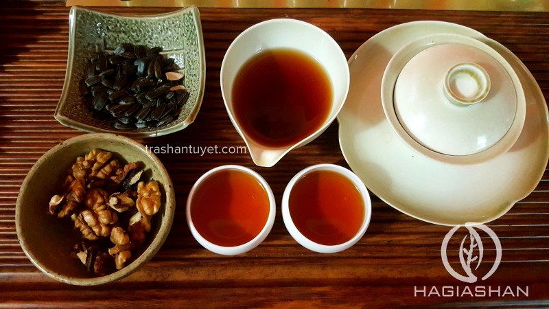 Hồng trà khi pha có màu nâu đỏ hổ phách, hương thơm và vị ngọt dịu